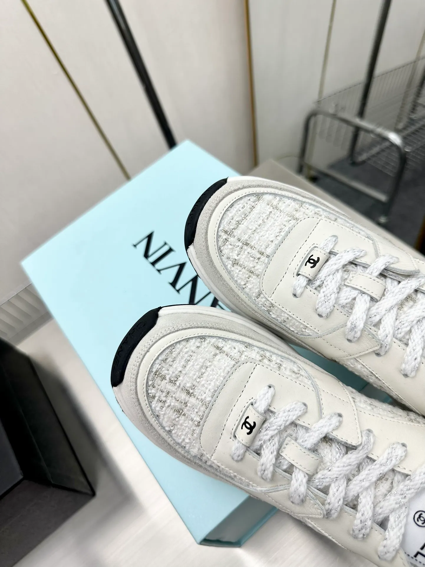 👟👟Ex-factory price 480 👟👟Chanel Chanel - 2023 counter top casual sports shoes This classic design; the upper is electro-embroidered with a variety of crafts; the outsole is fashionable and sporty; it is unusual to incorporate a variety of color matching elements... The diversified mix and match is very good-looking and versatile, casual, fashionable, sports and outdoor can be taken into account... ꫛꫀꪝ Go➫ Material: ❶Upper is made of: Original imported mercerized velvet + double-layer breathable mesh ❷Inner use: original imported breathable mesh ❸Outsole based on: original TPU combination outsole Full set of boutique packaging for women 35–41 men 38-46